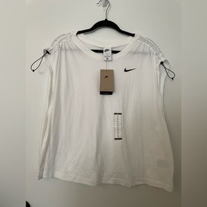 Nike Women’s Plus loose fit, white cropped tank, SZ 2X. NWT, never worn.